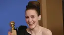 Rachel Brosnahan tertawa saat berpose dengan penghargaan Aktris Terbaik dalam Serial televisi, Komedi atau Musikal untuk serial "The Marvelous Mrs. Maisel" di Golden Globe Awards 2018 di Beverly Hills, California (7/1). (Kevin Winter/Getty Images/AFP)