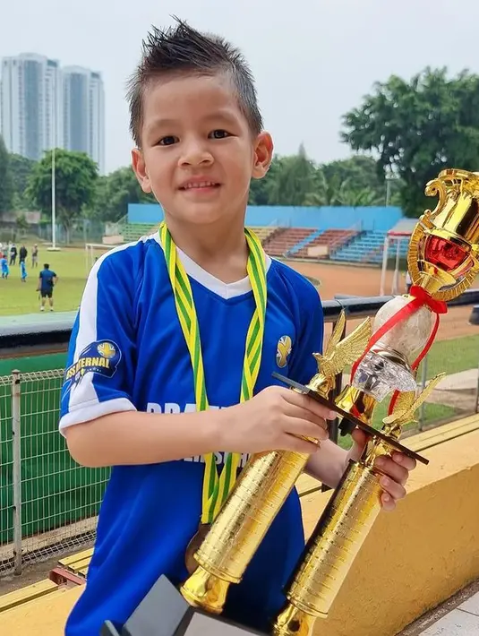 Selain Arjuna atau kerap disapa Juna yang mendapat piala, adiknya Kai juga meraih juara dan mendapatkan piala bersama timnya. [Instagram/titi_kamall]