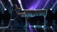 Putri Ariani bawakan lagu Elton John "Don't Let The Sun Go Down On Me" di final America's Got Talent 2023. (dok. tangkapan layar YouTube AGT)