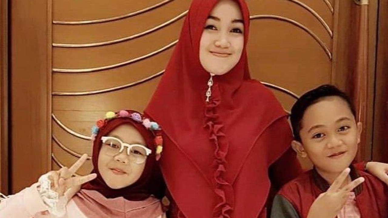 Ia pun kerap diajak ibunya kerja sambil jalan-jalan jika ada libur dari pondok.