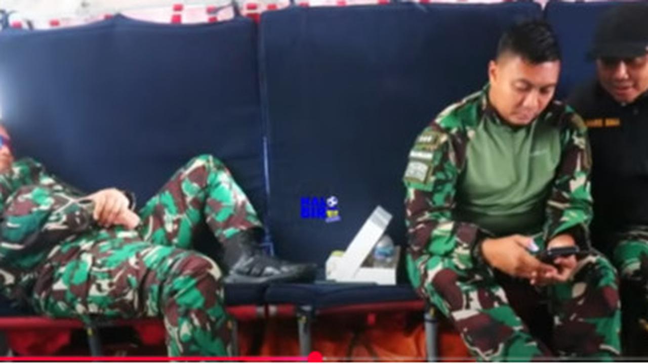 Berangkat Dinas ke Kalbar, Momen Letjen Kunto Arief Tak Lupa Salat