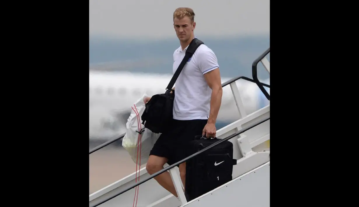 Kiper Inggris Joe Hart membawa perlengkapannya saat pulang ke kampung halaman  di bandara Manchester, Inggris (25/06/2014) (REUTERS/Nigel Roddis) 