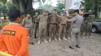 Anggota Satpol PP melakukan penertiban PMKS di wilayah Kota Depok. (Foto: Dokumentasi Satpol PP Depok)