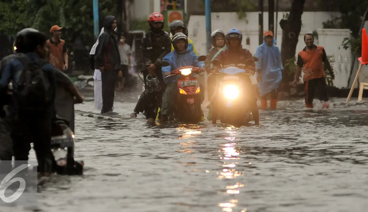 Sejumlah kendaraan nekat melewati jalan yang tergenang air mencapai 80 cm di Jalan Kemang, Jakarta, Jumat (11/11). Diguyur hujan deras, Jalan Kemang Raya kembali tegenang air. (Liputan6.com/Yoppy Renato)