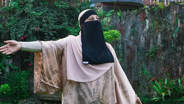 Kerap Tampil Glamor, Potret Tasyi Athasyia Saat Bercadar Ini Curi Perhatian