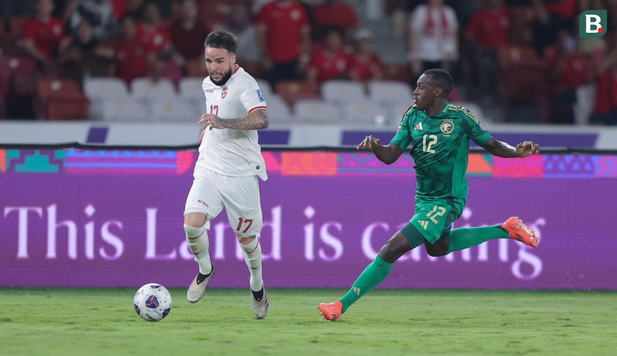 Pada pertandingan tersebut, Verdonk turut membantu Marselino Ferdinan mencetak gol pada menit ke-57. Membangun serangan dari sisi kanan, Calvin Verdonk yang mendapat kawalan ketat pemain Arab Saudi, masih bisa memberikan umpan kepada Marselino. (Bola.com/M Iqbal Ichsan)