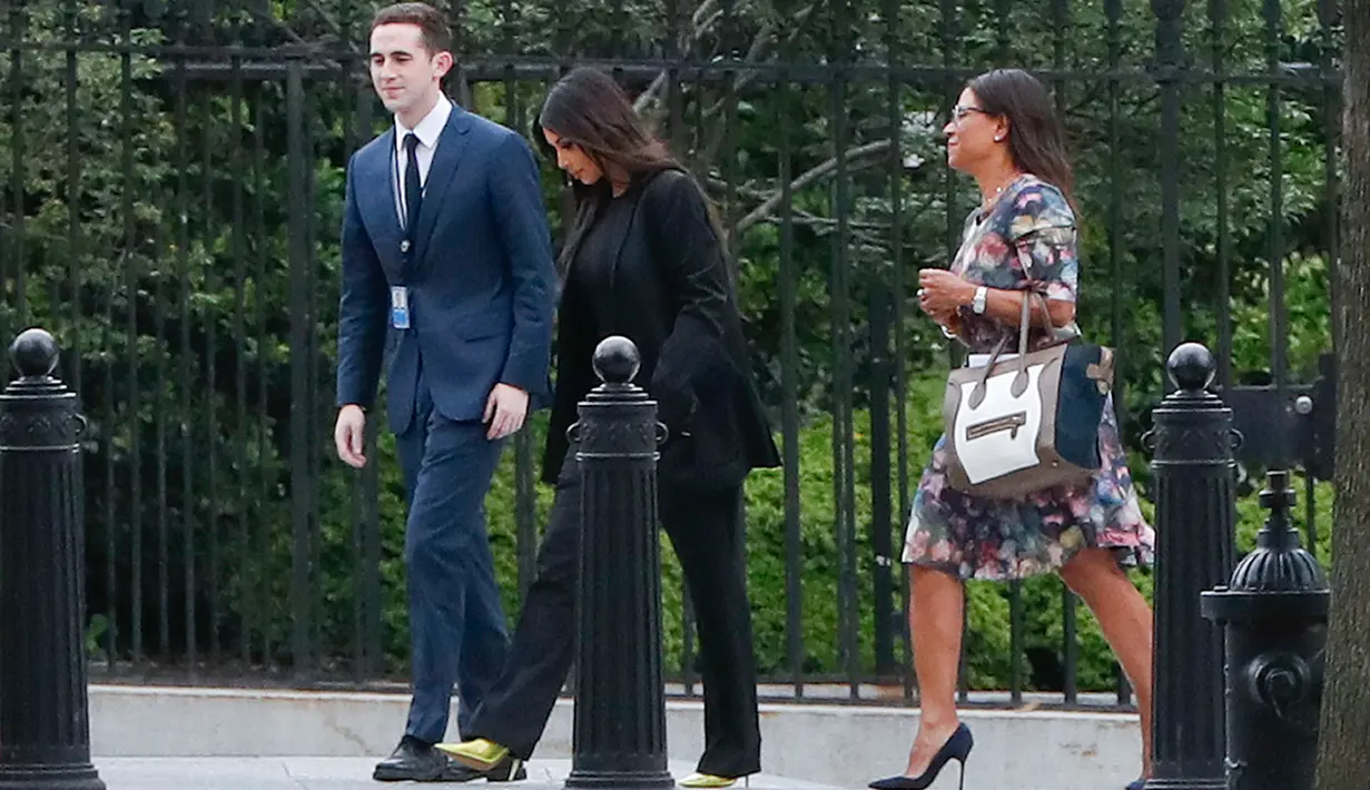 Kim Kardashian ditemani pengacaranya Shawn Chapman Holley tiba di pintu masuk Gedung Putih, Washington, Rabu (30/5). Kim diperkirakan akan bertemu Jared kusher, pelopor upaya Gedung Putih untuk reformasi peradilan pidana. (AP/Pablo Martinez Monsivais)