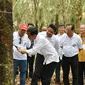 Presiden Jokowi melhat kualitas getah karet di Desa Sungai Lalan Sembawa Kabupaten Banyuasin Sumsel (Dok. Humas Pemprov Sumsel / Nefri Inge)