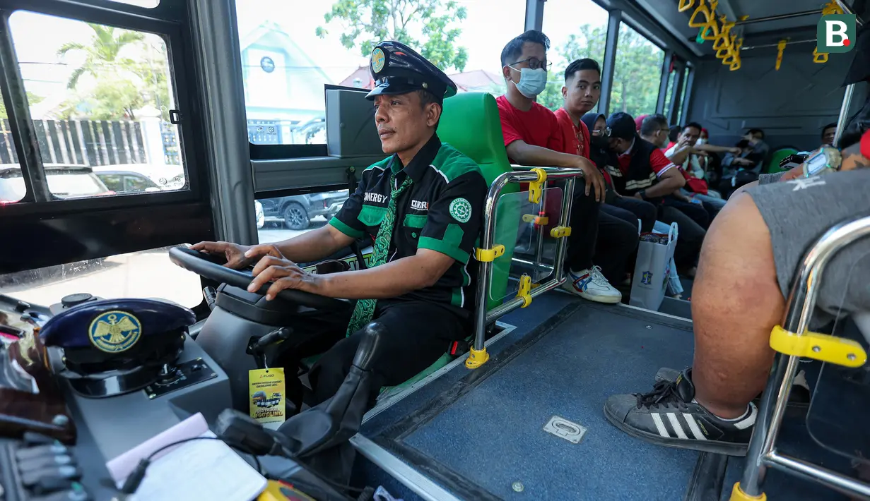 <p>Untuk mendukung lancarnya pelaksanaan Piala Dunia U-17 2023 khususnya di Grup A di mana Timnas Indonesia U-17 bermain di Surabaya, pemerintah Kota Surabaya telah menyiapkan sekitar 130 armada shuttle bus penonton yang bisa digunakan secara gratis bagi para penonton yang akan menyaksikan Garuda Muda berlaga di Stadion Gelora Bung Tomo (GBT). Dengan dilengkapi pendingin udara, satu unit armada shuttle bus penonton menyediakan 50 kursi serta tempat para penumpang berdiri, sehingga total mampu menampung sekitar 60 hingga 70 penumpang. Seperti apa penampakan armada bus yang terbilang modern tersebut? (Bola.com/Bagaskara Lazuardi)</p>