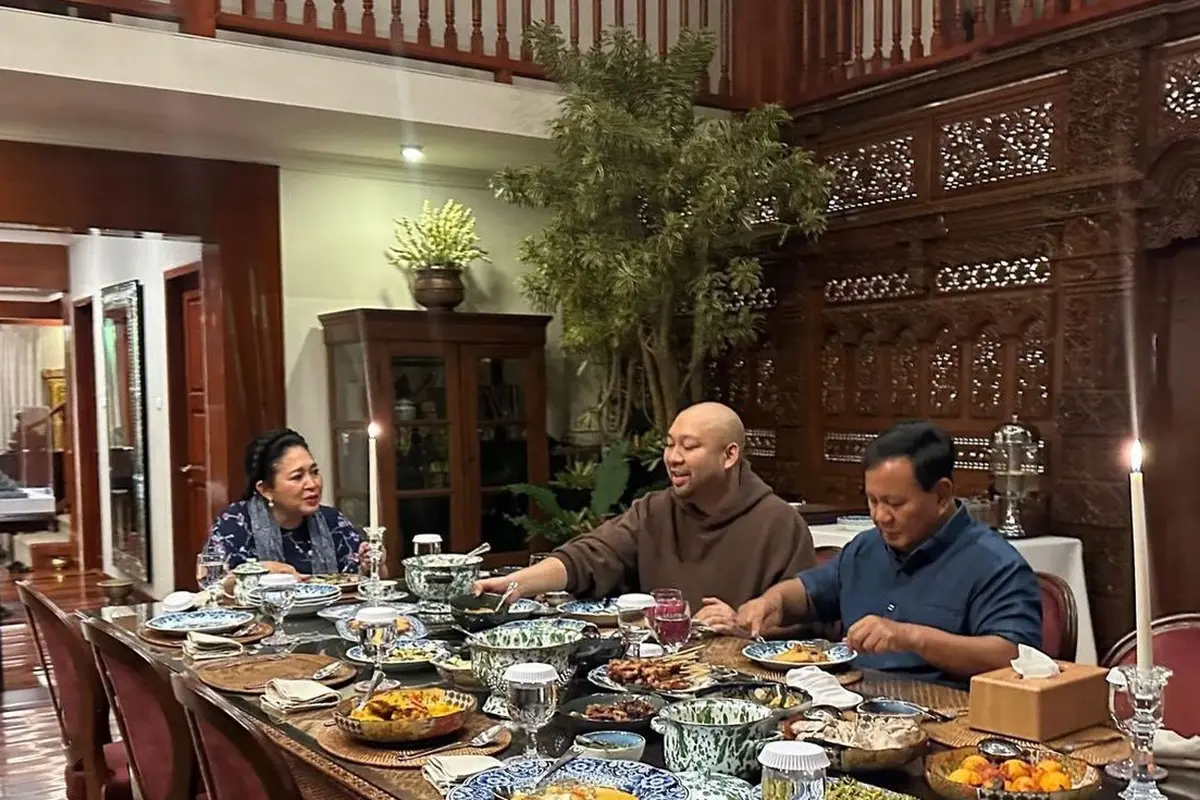 Prabowo Subianto buka puasa bersama Didit Prabowo dan Titiek Soeharto.