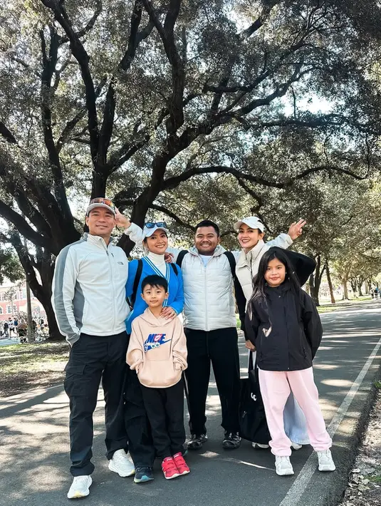 Bersama keluarga, Ririn Ekawati tampil dengan busana musim dingin bernuansa hitam putih [@ririnekawati]