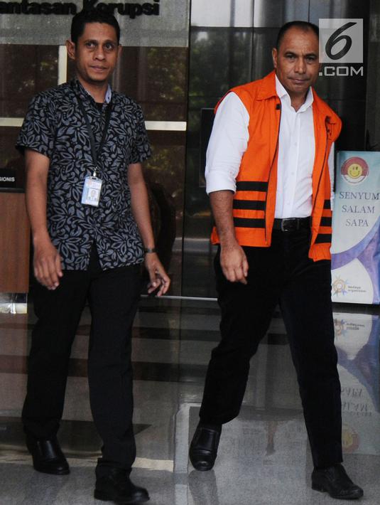 Bupati Ngada Marianus Sae berjalan usai menjalani pemeriksaan lanjutan di Gedung KPK Jakarta, Selasa(20/3). Marianus diperiksa terkait kasus dugaan suap proyek infrastruktur di Kabupaten Ngada, NTT. (Merdeka.com/Dwi Narwoko)