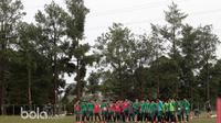 Para pemain Timnas Indonesia U-19 melakukan sesi latihan di Lapangan NYTC-PSSI Sawangan, Rabu (1/3/2017). (Bola.com/Nicklas Hanoatubun)