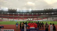 Momen saat CdM Asian Games 2018, Komjem Syafruddin akan mengalungkan medali pada cabang atletik. (Liputan6.com/Ahmad Fawwaz Usman)