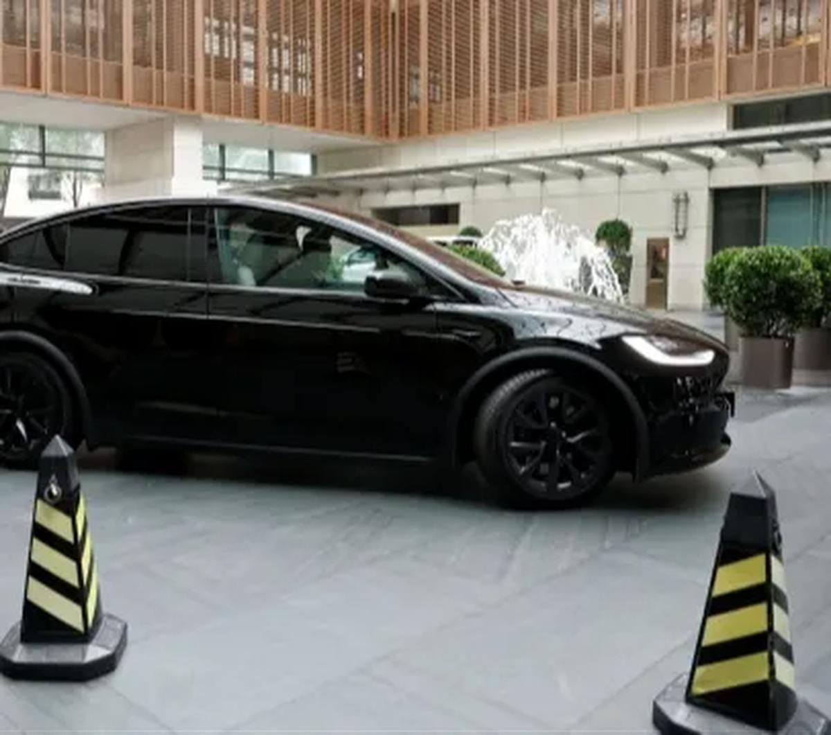 6. Tesla Model X

Jarak tempuhnya 348 mil atau 560 km dengan harga jual di pasar USA: US$ 94.990
