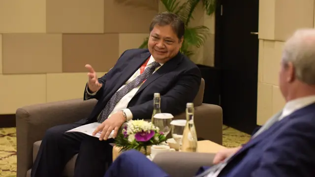 Menteri Koordinator Bidang Perekonomian Airlangga Hartarto bertemu Managing Director of Operations World Bank Axel van Trotsenburg di sela Business 20 Summit di Nusa Dua, Bali, Senin (14/11/2022). (Dok ekon.go.id)