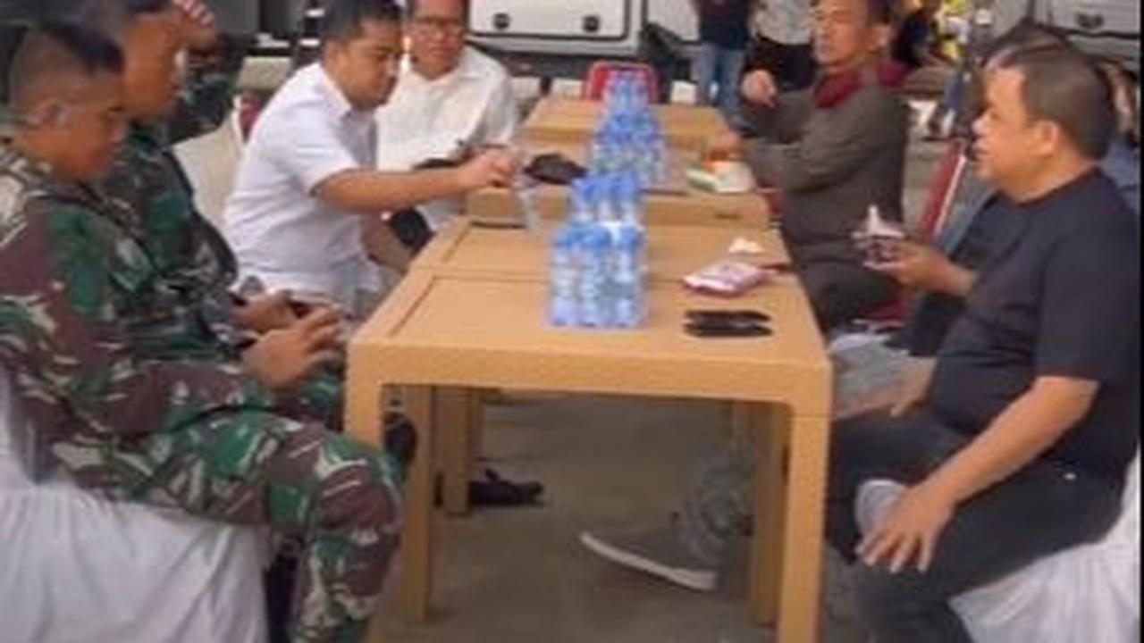Pada kesempatan tersebut, Haji Isam yang tengah duduk bersama anggota TNI hingga kerabat nampak berbalut pakaian sederhana. <br>