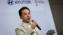 Presiden Direktur Hyundai, Woojune Cha memberikan sambutan saat Official Car Handover Ceremony FIFA U-17 World Cup Indonesia di Jakarta International Stadium (JIS), Jakarta, Selasa (07/11/2023). (Bola.com/Bagaskara Lazuardi)