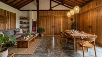 7 Model Rumah dengan Lantai Semen Ekspos dan Dekorasi Kayu yang Hangat