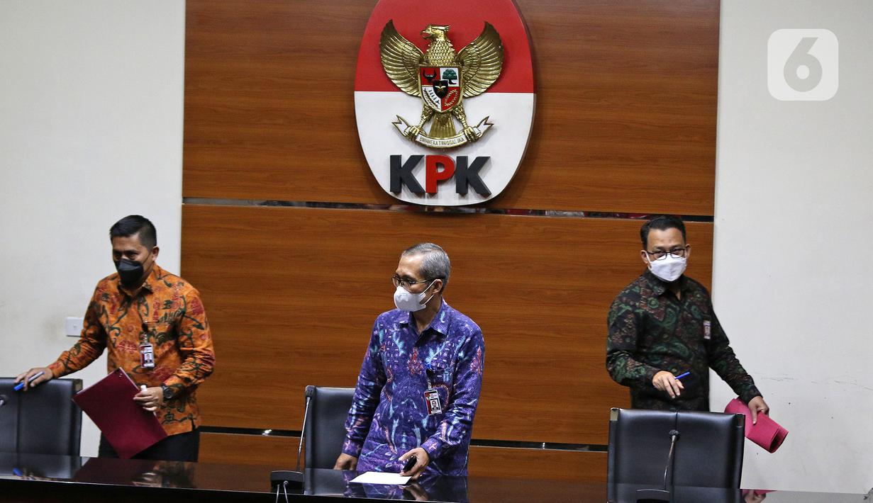 Wakil Ketua KPK Alexander Marwata (tengah) jumpa pers penahanan anggota DPRD Muara Enim di Gedung KPK, Jakarta, Kamis 30/09/2021). Sebanyak 10 anggota DPRD Muara Enim ditahan terkait dugaan suap pengadaan barang dan jasa di Dinas PUPR dan pengesahan APBD tahun 2019. (Liputan6.com/Herman Zakharia)