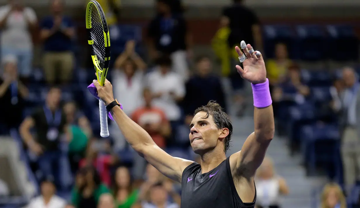 Petenis Spanyol, Rafael Nadal berselebrasi usai menang atas petenis Argentina, Diego Schwartzman  pada babak perempat final AS Terbuka 2019  di Arthur Ashe Stadium, Rabu (4/9/2019). Nadal berhasil melangkah ke semifinal dalam pertarungan tiga set dengan skor 6-4, 7-5, dan 6-2. (AP/Adam Hunger)