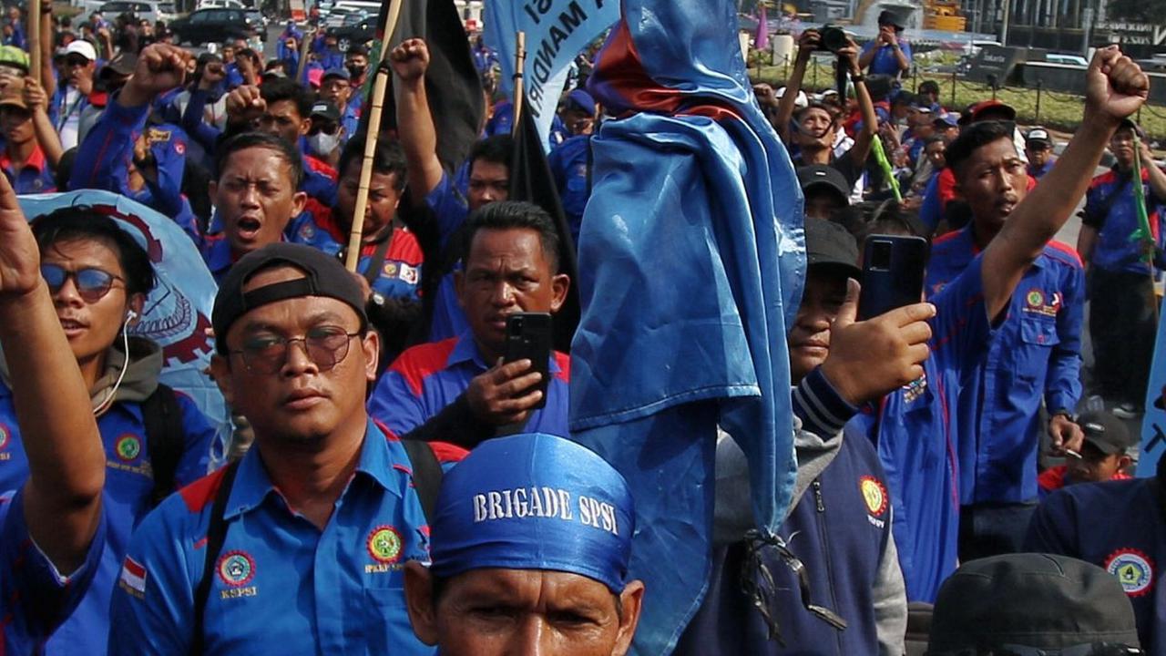 Dalam aksinya mereka meminta agar pemerintah membatalkan Omnibus Law UU Cipta Kerja yang akan diputuskan oleh Mahkamah Konstitusi.