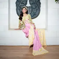 Jika biasanya calon pengantin tampil dengan roncean melati tradisional yang menjuntai sederhana, Jennifer memilih interpretasi yang lebih modern melalui cape melati dengan desain unik dan artistik. [@jennifercoppenreal20].