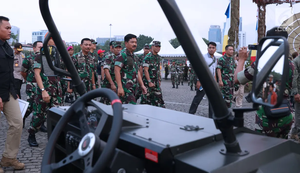 Panglima TNI, Marsekal TNI Hadi Tjahjanto saat meninjau pameran Alat Utama Sistem Persenjataan TNI di Kawasan Monas, Jakarta, Kamis (27/9). Pameran ini bagian perayaan HUT TNI ke-73. (Liputan6.com/Helmi Fithriansyah)
