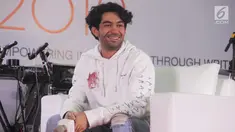 Reza Rahadian tersenyum saat menjadi pembicara di talkshow yang bertajuk ‘Ngobrolin Produksi Film Indonesia’ selama Indonesia Writers Festival 2019 di Universitas Multimedia Nusantara (UMN), Serpong, Tangerang (7/9/2019). (Liputan6.com/Marsa Aulia)