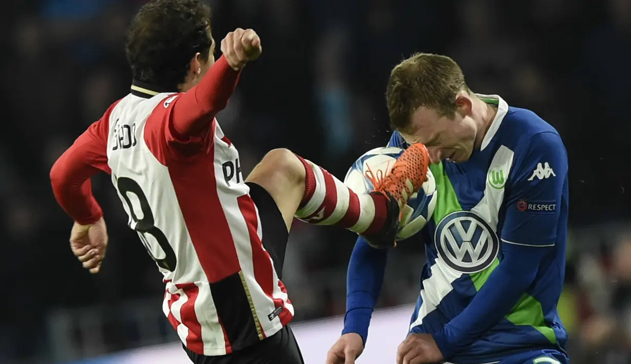  Pemain PSV Eindhoven Andres Guardado (kiri) berebut bola dengan pemai Wolfsburg Maximilian Arnold pada lanjutan Liga Champions League di Stadion Philips, Eindhoven,Selasa (3/11/2015). (AFP PHOTO / John Thys)