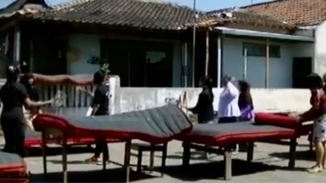 Awal Bulan Haji, Warga di Banyuwangi Gelar Tradisi Jemur Kasur