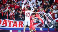 Justin Hubner berduel melawan pemain Korea Selatan di perempat final Piala Asia U-23 2024 di Stadion Abdullah bin Khalifa, Doha, Jumat (26/4/2024). (Dok PSSI)