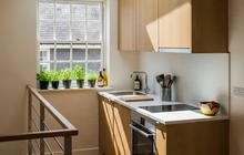 8 Inspirasi Dapur Mezzanine untuk Rumah Kecil yang Ekonomis, Fungsional dan Tetap Menarik