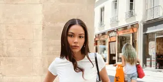 Celana cargo warna hijau army di-styling dengan kaus warna putih yang jadi item fashion tak lekang waktu. Gaya boyish Alyssa dipoles girly dengan menambahkan tas bahu kecil. (Foto: Instagram Alyssa Daguise)