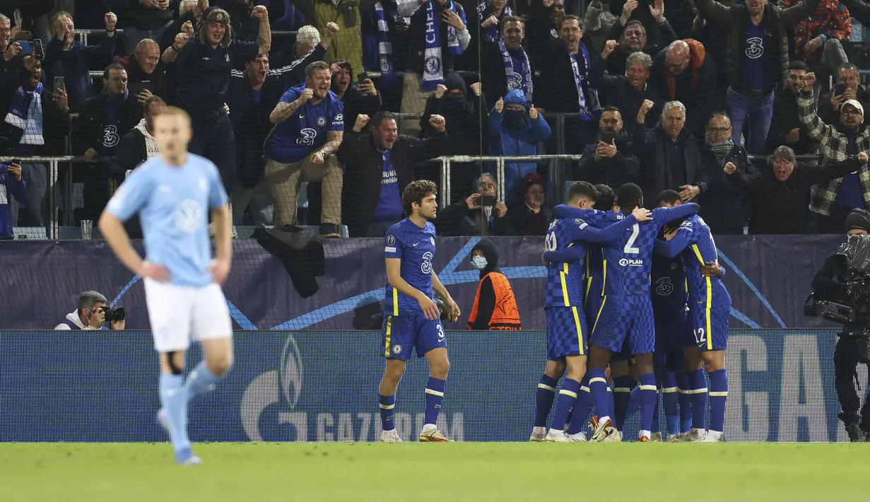 Para pemain Chelsea merayakan kemenangan mereka atas Malmo pada matchday keempat Grup H Liga Champions di Eleda Stadion, Rabu (3/11/2021) dini hari WIB. Hakim Ziyech membawa Chelsea menang dengan skor tipis 1-0 atas Malmo. (Andreas Hillergren/TT News Agency via AP)