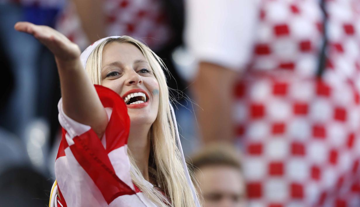Fans cantik Kroasia memberikan dukungan saat timnya melawan Portugal pada babak 16 besar Piala Eropa di Stade Bollaert-Delelis, Lens, Prancis, (25/6/2016).  (REUTERS/Carl Recine)