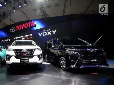 Mobil terbaru keluaran Toyota dipamerkan dalam ajang Gaikindo Indonesia International Auto Show (GIIAS) 2017, di ICE, BSD, Tangerang Selatan, Kamis (10/8). Pameran tersebut menampilkan lebih dari 40 kendaraan terbaru. (Liputan6.com/Angga Yuniar)