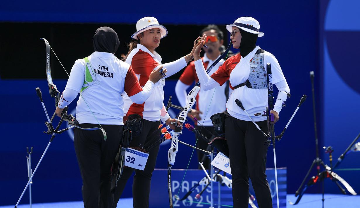 <p>Tim panahan putri Indonesia (dari kiri) Syifa Nurafifah Kamal, Rezza Octavia dan Diananda Choirunisa saat laga perempatfinal panahan beregu putri Olimpiade Paris 2024 menghadapi China di Invalides Arena, Paris, Minggu (28/7/2024). Indonesia kalah 1-5 dari China. (Dok. NOC Indonesia/Naif Muhammad Al'as)</p>