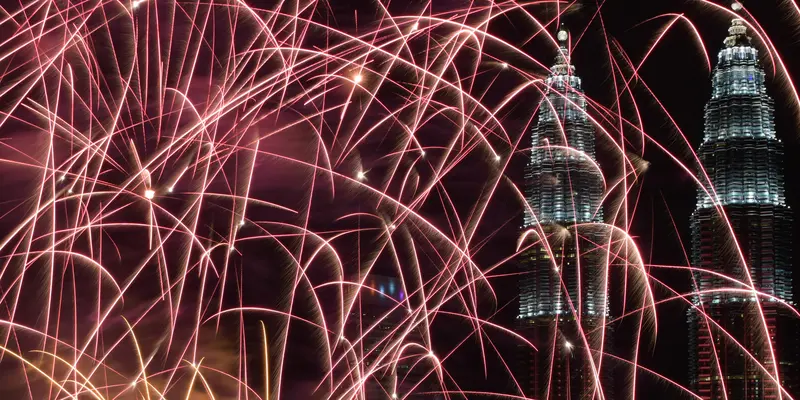 FOTO: Kembang Api Tahun Baru Hiasi Menara Petronas Malaysia