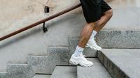Ilustrasi pria berlari menggunakan sepatu lari andalannya. ©MART  PRODUCTION/Pexels.com.