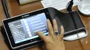 Anggota DPR terlihat mengunakan mikrofon baru saat Sidang Paripurna di Jakarta, Senin (11/1). Mikrofon baru yang termasuk dalam paket pengadaan Conference System Ruang Rapat Paripurna Gedung Nusantara II senilai Rp34,4 Miliar.  (Liputan6.com/JohanTallo)