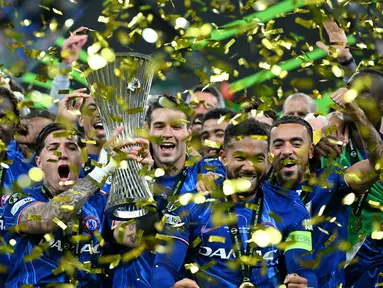 Para pemain Chelsea merayakan trofi UEFA Conference League usai memenangi laga final melawan Real Betis di Tarczynski Arena, Wroclaw, Polandia, Rabu 28 Mei 2025 waktu setempat atau Kamis (29/5/2025) dini hari WIB. (Sergei GAPON/AFP)