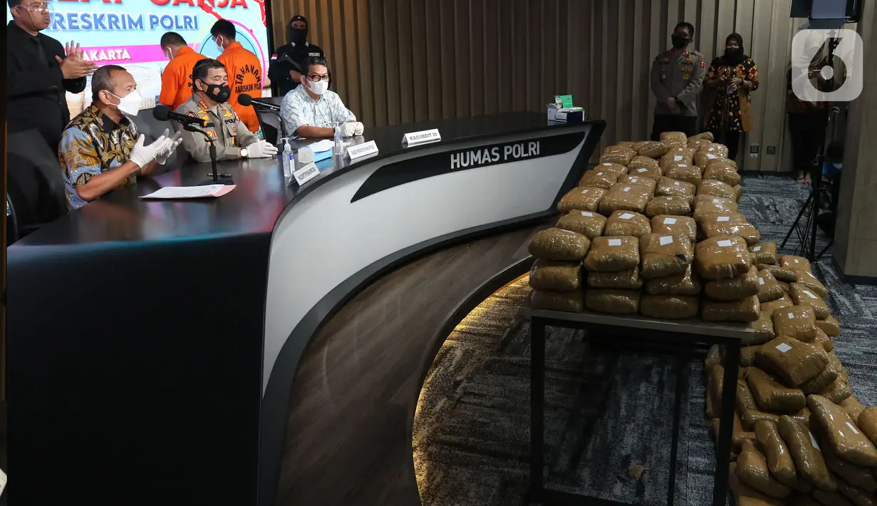 Kabagpenum Divisi Humas Polri Kombes Pol Ahmad Ramadhan (tengah) bersama Wakil Dirtipid Narkoba Bareskrim Polri Kombes Jayadi (kiri) memberikan keterangan pers terkait kasus narkotika di Gedung Divisi Humas Polri, Jakarta, Jumat (26/11/2021). (Liputan6.com/Herman Zakharia)