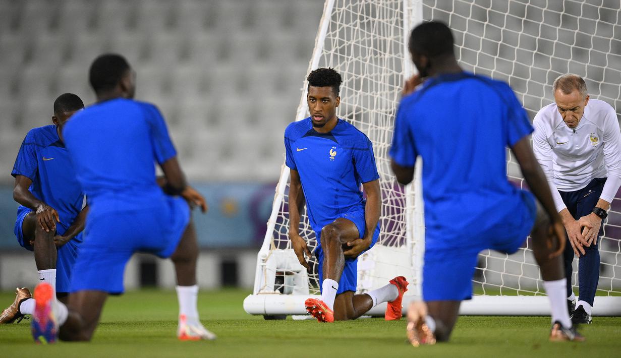 Penyerang Prancis #20 Kingsley Coman (Tengah) mengikuti sesi latihan jelang melawan Inggris pada Perempatfinal Piala Dunia 2022, di Stadion Al Sadd SC di Doha, Jumat (9/12/2022). Pemenangnya akan berhadapan dengan pemenang laga Maroko vs Portugal. (FRANCK FIFE / AFP)