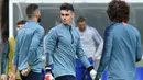 Penyerang Chelsea, Olivier Giroud (kiri), kiper Kepa Arrizabalaga (tengah) dan bek David Luiz saat mengikuti sesi latihan tim di Stoke D'Abernon, London (8/5/2019). Chelsea akan bertanding melawan Eintracht Frankfurt pada leg kedua babak semifinal Liga Europa di stadion Stamford Bridge. (AFP Photo/B