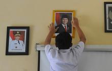 FOTO: Momen Pelajar Mulai Pasang Foto Presiden Prabowo di Ruang Kelas