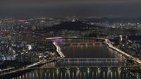 Pemandangan malam ibu kota Korea Selatan, Seoul dengan Sungai Han terlihat di Seoul, Korea Selatan (7/8/2020). (AP Photo/Lee Jin-man)