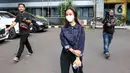 Adik mendiang Vanessa Angel, Mayang Lucyana Fitri (tengah) usai menjalani pemeriksaan di Direktorat Reserse Kriminal Khusus Polda Metro Jaya, Jakarta, Rabu (8/6/2022). Mayang menjalani pemeriksaan kedua terkait kasus dugaan pencemaran nama baik yang dilaporkan produk skincare. (Liputan6.com/Herman Zakharia)