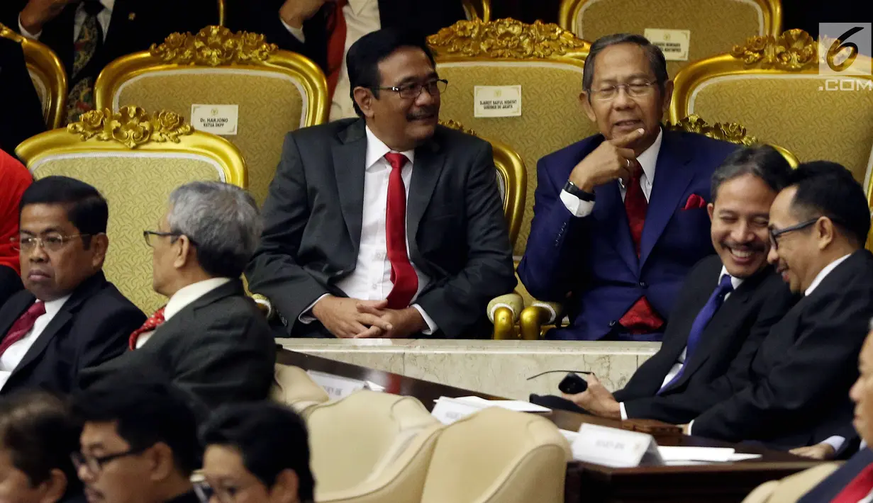 Gubernur DKI Jakarta Djarot Saiful Hidayat bersama Politisi senior Golkar Ginandjar Kartasasmita menghadiri Sidang Tahunan MPR di kompleks Parlemen, Senayan, Jakarta, Rabu (16/8). (Liputan6.com/Johan Tallo)