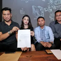 Saori Ishii saat menggelar jumpa pers (Adrian Utama Putra/Bintang.com)